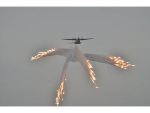 Deniz Karakol Uçaklarının Gösterisi Nefes Kesti