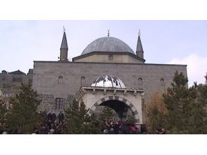 Arsa Olarak Satılan Camiyi, Yeniden İbadethane Yaptı Cami Bahçesine Defnedildi