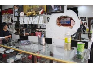 Kuyumcuya Giren Hırsızlar 4 Kilo Altın Çaldı