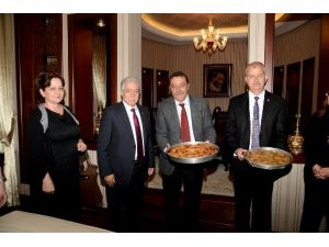 Boşnak Türkleri’nden Aldızmaz’a Börekli-tatlılı Teşekkür Ziyareti