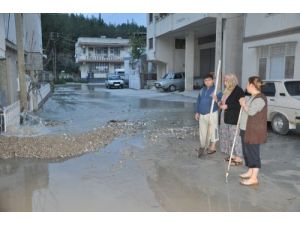 Evin Önünden Geçen Su Borusu Patladı