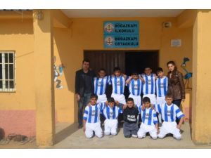 Sason Kaymakamlığı Okullara Forma Hediye Etti