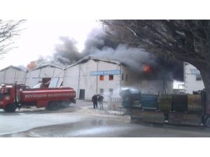 Mobilya Fabrikasında Yangın Çıktı (1)