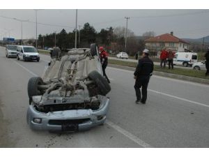 Üç Ağaç Bir Direk Devirdi, Ancak Durabildi