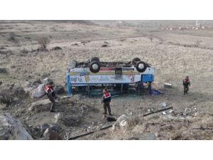 Nişan Dönüşü Minibüs Uçuruma Uçtu: 40 Yaralı