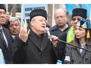 Kırım Tatarları, Rusya Büyükelçiliği'ne Siyah Çelenk Bıraktı