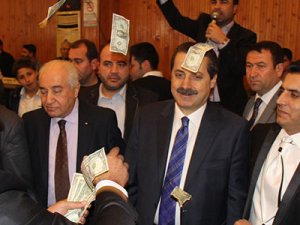 Bakan dolar yağmuruna tutuldu!