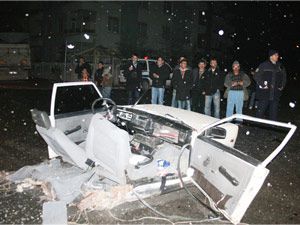  İkiye bölünen otomobilden yaralı kurtuldular