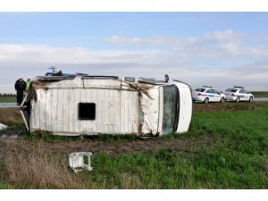 Üniversite Öğrencilerini Taşıyan Minibüs Devrildi: 1 Ölü 13 Yaralı