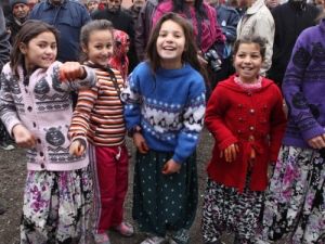 Başkan Yaşar, Romanları Ziyaret Etti