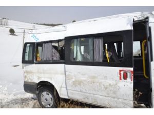 Öğretmenleri Taşıyan Minibüs Devrildi: 12 Yaralı