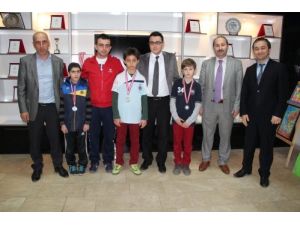 Menderes Koleji'nden Satranç Turnuvası