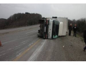 Zonguldak Yolunda Kamyon Devrildi: 1 Yaralı
