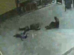 Önce oğlunu attı, ardından kendi atladı