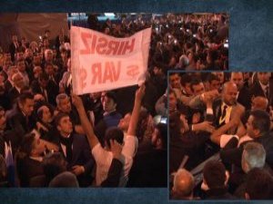 AKP mitinginde 'hırsız var' pankartı