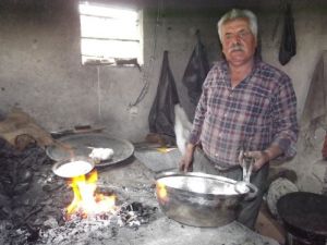 Terme'nin Son Kalaycısı: Bakır Kapta Pişen Yemeğin Lezzeti Farklı Olur