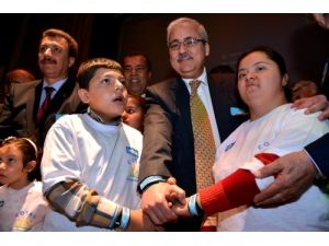 Engellilere 'Can Melek' Bileklikleri Takıldı