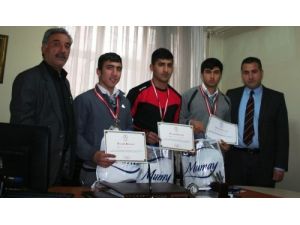 Okul Öğrencileri Güreş’te 3 Madalya Kazandı