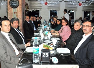 Akşehir Belediye Meclisi'nde veda yemeği