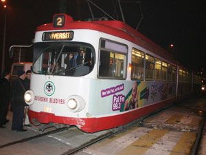 Otomobil tramvaya çarpıp kaçtı