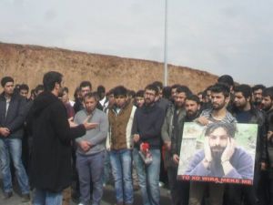 Öğrencilerden Arkadaşlarına Mum Ve Karanfilli Anma