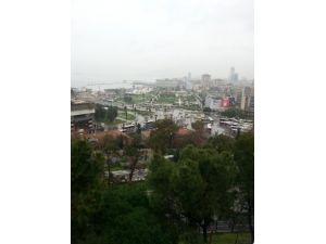 İzmir'de Yağmur Günlük Hayatı Olumsuz Etkiliyor