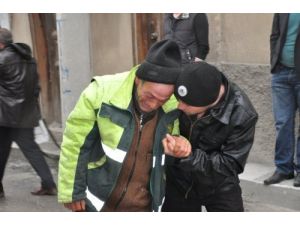 Evinin Yandığını Gören Temizlik İşçisi Gözyaşlarına Hakim Olamadı