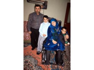 Suriyeli Felçli Anne Kendi Derdini Unuttu, 2 Çocuğu İçin İlik Nakli İstiyor