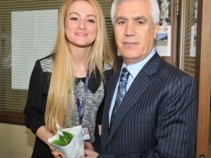 Bozbey, Kadın Günü Nedeniyle Kadın Personele Çiçek Verdi