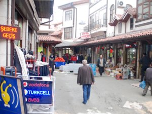 Esnaf çalışmaların bitmesini bekliyor