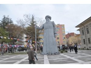 Başbakan İçin Gece Heykel Dikildi, Yollar Asfaltlandı