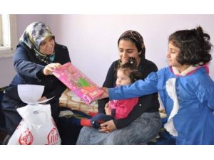 Vali Aydın'ın Eşi Arzu Aydın, İhtiyaç Sahibi Aileleri Ziyaret Etti