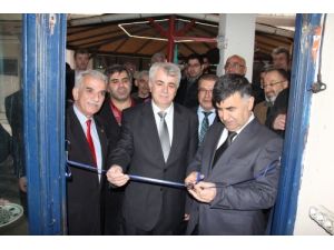 Çini Çamuruna Eller 'Sessizce' Değdi