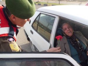 Jandarma Dünya Kadınlar Günü'nde Çiçek Dağıttı