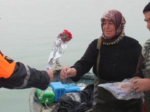 Jandarmadan balıkçı kadınlara çiçek