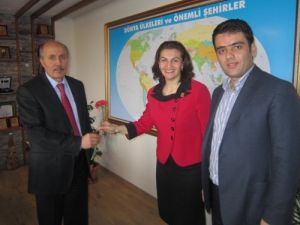 Kadın Günü'nde Koop-iş, Milli Eğitim Çalışanlarına Çiçek Takdim Etti