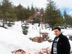 Yıkılan elektrik direkleri tamir ediliyor