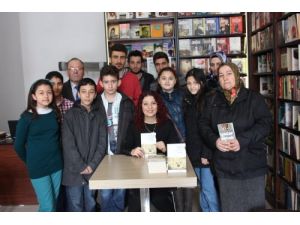 Kadın Yazar Kadınlar Gününde Kitaplarını İmzaladı