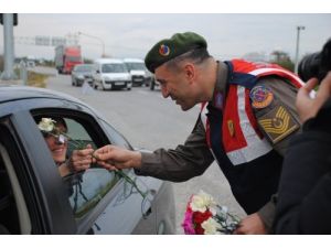 Jandarmadan Kadınlar Günü'nde Çiçekli Denetim