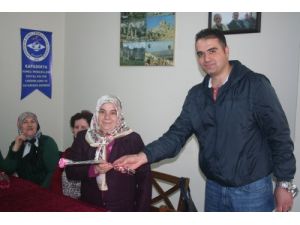 Karumder Kadın Üyelerine Karanfil Dağıttı