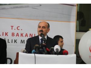 Bakan Müezzinoğlu'ndan Pankart Açarak Diyaliz Merkezi İstedi