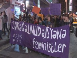 Kadınlar, Kadınlara Yönelik Olarak İşlenen Suçları Protesto Etti