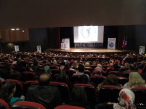 Tıp Bayramı'na Tiyatrolu Kutlama