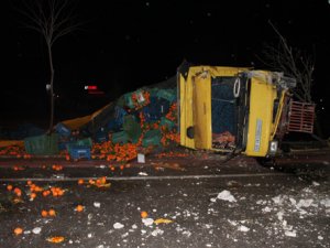 Portakal yüklü kamyon devrildi