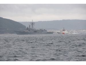 Pervanesi Kırılan Amerikan Savaş Gemisi Römorkörlerle Boğazdan Geçirildi