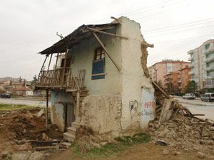 Ereğli'de iki katlı kerpiç ev çöktü: 2 yaralı