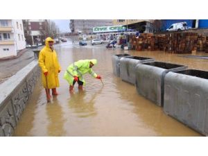 Yozgat’ta Zemin Kattaki Ev Ve İşyerlerini Su Bastı