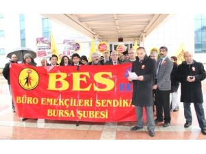 Bes Üyeleri Sgk Önünde İkramiye Eylemi Yaptı