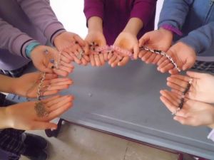 Kolye Ve Bilezikler Kardeşlik İçin Yapılıyor