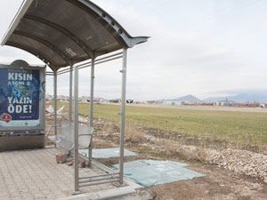 Karaman'da otobüs duraklarına zarar verdiler